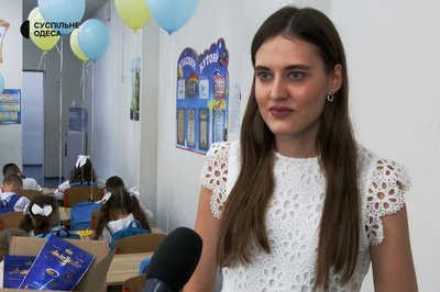 "Перше вересня без квітів": в Одесі школярі та батьки долучилися до акції на підтримку ЗСУ "Перше вересня без квітів": в Одесі школярі та батьки долучилися до акції на підтримку ЗСУ