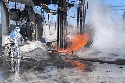 Рятувальник гасить пожежу на АЗС у Золочеві, яка зайнялася через влучання російського дрона, 10 лютого 2026 року Рятувальник гасить пожежу на АЗС у Золочеві, яка зайнялася через влучання російського дрона, 10 лютого 2026 року