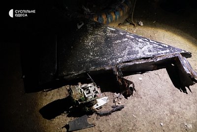 В Одесі внаслідок дронової атаки РФ пошкоджена житлова багатоповерхівка В Одесі внаслідок дронової атаки РФ пошкоджена житлова багатоповерхівка