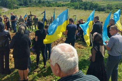 На Закарпатті попрощалися із полеглим на війні Петром Піняшком На Закарпатті попрощалися із полеглим на війні Петром Піняшком