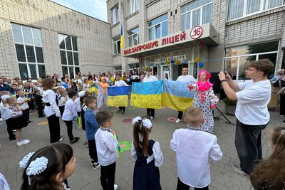 Перший дзвоник у Житомирі: за парти сіли понад 2 тисячі першокласників