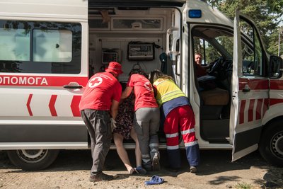 Медики надають допомогу жінці з пошкодженого вибухом газу будинку у Києві