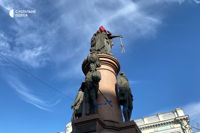 На пам'ятник Катерині II в центрі Одеси надягли червоний ковпак ката На пам'ятник Катерині II в центрі Одеси надягли червоний ковпак ката