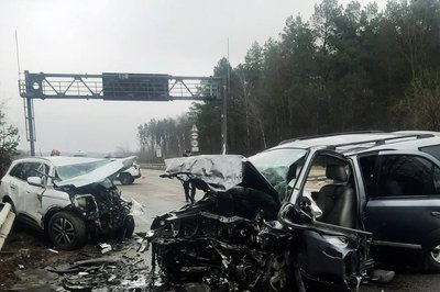 Аварія на трасі поблизу Житомира: тіла загиблих деблокували рятувальники Аварія на трасі поблизу Житомира: тіла загиблих деблокували рятувальники