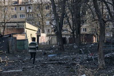 Цивільна жінка у Бахмуті, квітень 2023 року Цивільна жінка у Бахмуті, квітень 2023 року