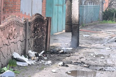 Паркан, пошкоджений у Золочеві внаслідок атаки російського БпЛА, 12 квітня 2026 року