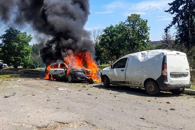 На місці влучання російського безпілотника у Балаклії загорілася автівка, 23 травня 2026 року На місці влучання російського безпілотника у Балаклії загорілася автівка, 23 травня 2026 року