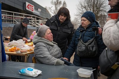 Жінки у центрі допомоги, який розгорнули біля зруйнованого будинку у Кривому Розі