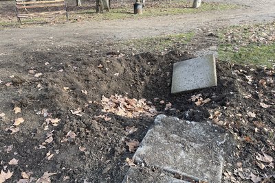 Херсон, обстріли, вирва від російського снаряда Херсон, обстріли, вирва від російського снаряда