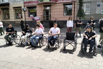 «Хода безбар'єрності» в центрі Луцька: перевіряли вулиці й будівлі на доступність для людей з інвалідністю «Хода безбар'єрності» в центрі Луцька: перевіряли вулиці й будівлі на доступність для людей з інвалідністю