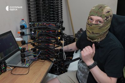 Від волонтерства до виробництва: жителі Одеси виготовили понад 50 тисяч FPV-дронів для фронту Від волонтерства до виробництва: жителі Одеси виготовили понад 50 тисяч FPV-дронів для фронту