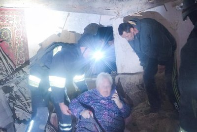 У селі Добренька Берестинського району з-під завалів будинку врятували 75-річну жінку У селі Добренька Берестинського району з-під завалів будинку врятували 75-річну жінку