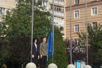 В Ірпені у переддень саміту Кримської платформи підняли кримськотатарський прапор В Ірпені у переддень саміту Кримської платформи підняли кримськотатарський прапор