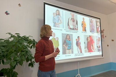 У місті на Рівненщині мам вчили користуватися слінгами У місті на Рівненщині мам вчили користуватися слінгами