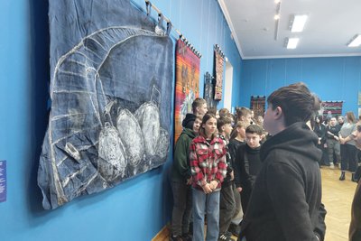 "Моє мистецтво дивне, але воно торкає", — одеська художниця у Житомирі розповіла, чому створює живопис на старих килимах "Моє мистецтво дивне, але воно торкає", — одеська художниця у Житомирі розповіла, чому створює живопис на старих килимах
