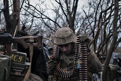 Військовий на позиції поблизу Бахмута на Донеччині, 11 березня 2023 року.