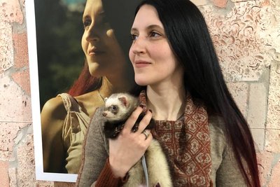 Тхір миколаївської родини Фурія грається з конями та катається на смартпилососі Тхір миколаївської родини Фурія грається з конями та катається на смартпилососі