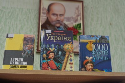 У Хотіні врятували бібліотеку після російських обстрілів У Хотіні врятували бібліотеку після російських обстрілів