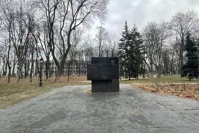 У Києві демонтували пам'ятник учасникам "січневого повстання" У Києві демонтували пам'ятник учасникам "січневого повстання"