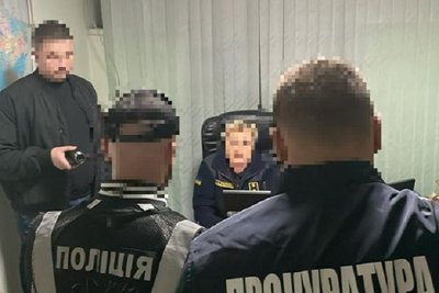 Затримання інспекторки Львівської митниці Затримання інспекторки Львівської митниці