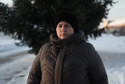 Жителі Старого Села відновлюють домогосподарство після атаки РФ Жителі Старого Села відновлюють домогосподарство після атаки РФ