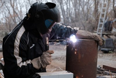 Подаруй тепло солдату: на Харківщині двоє братів виготовляють буржуйки на фронт