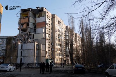 Дитячі іграшки, квіти та лампадки: в Одесі розгорнули стихійний меморіал біля будинку, в який влучив російський дрон Дитячі іграшки, квіти та лампадки: в Одесі розгорнули стихійний меморіал біля будинку, в який влучив російський дрон