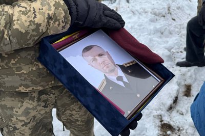 Понад 2 роки вважали зниклим безвісти — на Житомирщині попрощалися з полеглим воїном Олександром Бісиком Понад 2 роки вважали зниклим безвісти — на Житомирщині попрощалися з полеглим воїном Олександром Бісиком