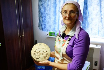 Молоко від корови Чорнухи та трьох кіз: господиня з Миколаївщини готує крафтові сири Молоко від корови Чорнухи та трьох кіз: господиня з Миколаївщини готує крафтові сири