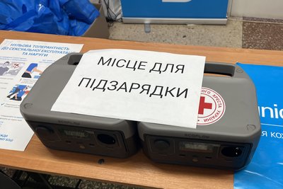 Місце для підзарядки гаджетів у транзитному пункті для евакуйованих в Лозовій Харківської області, 10 вересня 2025 року Місце для підзарядки гаджетів у транзитному пункті для евакуйованих в Лозовій Харківської області, 10 вересня 2025 року