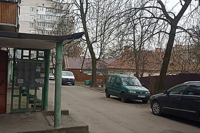 Покинуту автівку на "єврономерах", яка кілька років стояла біля одного з будинків у Житомирі, відправлять на фронт Покинуту автівку на "єврономерах", яка кілька років стояла біля одного з будинків у Житомирі, відправлять на фронт