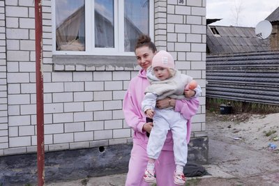 Під час російського обстрілу Коростеня на Житомирщині 14-річна дівчина врятувала свою племінницю Під час російського обстрілу Коростеня на Житомирщині 14-річна дівчина врятувала свою племінницю