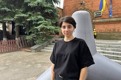 Фотографії, книжки та мистецька інсталяція про Маріуполь — у Житомирі відкрили виставку "Вежа: кроки пам’яті" Фотографії, книжки та мистецька інсталяція про Маріуполь — у Житомирі відкрили виставку "Вежа: кроки пам’яті"