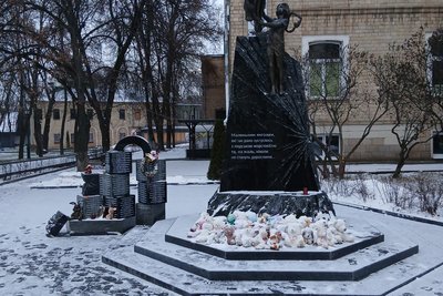 Іграшки біля пам'ятника загиблим дітям у центральному парку в Харкові, 11 січня 2026 року Іграшки біля пам'ятника загиблим дітям у центральному парку в Харкові, 11 січня 2026 року