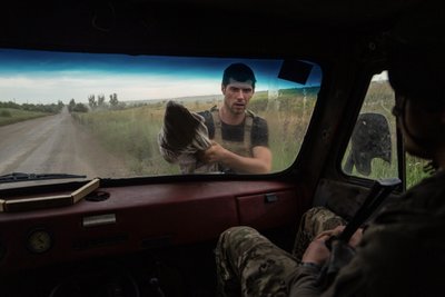 Військовий миє вікно автомобіля перед виїздом на передову на Донеччині