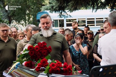 "Кращого командира в житті не бачив": в Одесі попрощалися з військовими, які загинули на Херсонщині "Кращого командира в житті не бачив": в Одесі попрощалися з військовими, які загинули на Херсонщині