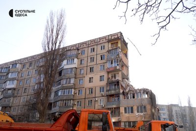 Дитячі іграшки, квіти та лампадки: в Одесі розгорнули стихійний меморіал біля будинку, в який влучив російський дрон Дитячі іграшки, квіти та лампадки: в Одесі розгорнули стихійний меморіал біля будинку, в який влучив російський дрон