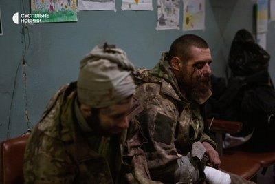 Поранені військові чекають на допомогу медиків у стабпункті Поранені військові чекають на допомогу медиків у стабпункті