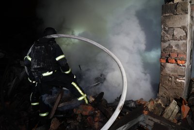 Рятувальники ліквідують наслідки ударів російських безпілотників по складах у середмісті Харкова, 26 березня 2025 року Рятувальники ліквідують наслідки ударів російських безпілотників по складах у середмісті Харкова, 26 березня 2025 року