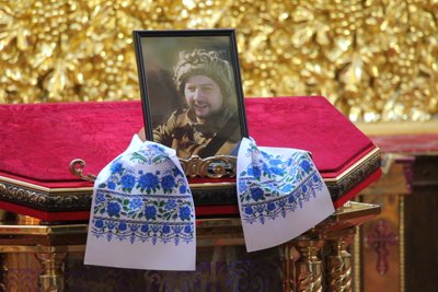 У Житомирі попрощалися із 37-річним воїном Максимом Шабінським У Житомирі попрощалися із 37-річним воїном Максимом Шабінським