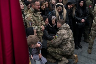 Головнокомандувач ЗСУ Валерій Залужний біля матері та нареченої загиблого Дмитра Да Вінчі Коцюбайла, Київ, 10 березня 2023 року.