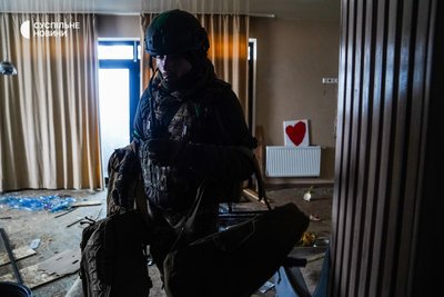 Аеророзвідник виходить з позиції в будинку у приватному секторі Бахмуту, лютий 2023 року