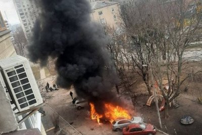 Авто, які загорілися після влучання БпЛА у Харкові Авто, які загорілися після влучання БпЛА у Харкові
