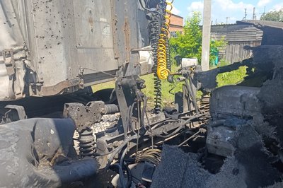 Пошкоджена влучанням FPV-дрона вантажівка в Золочеві, 7 червня 2026 року Пошкоджена влучанням FPV-дрона вантажівка в Золочеві, 7 червня 2026 року