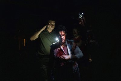 Поліцейські допомагають постраждалій жінці після обстрілу у Покровську