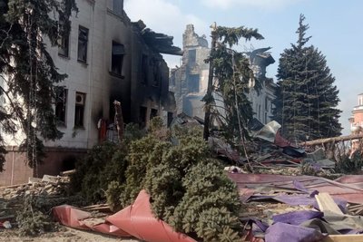 Четвері роковини авіаудару по Маріупольському драмтеатру: у Кропивницькому вшанували загиблих Четвері роковини авіаудару по Маріупольському драмтеатру: у Кропивницькому вшанували загиблих