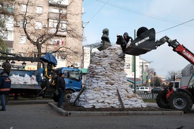 Пам'ятник Пушкіну у Харкові знесли Пам'ятник Пушкіну у Харкові знесли