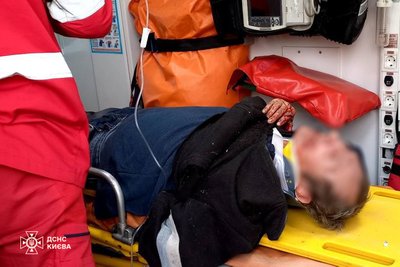 У Києві маршрутка влетіла в електроопору: водія затисло між сидінням