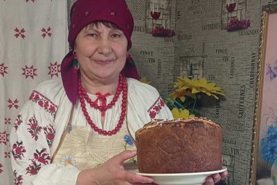 Віра Мірошниченко тримає традиційну паску Віра Мірошниченко тримає традиційну паску