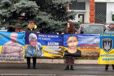 "Ми не здаємось": у Подільську родини безвісти зниклих щонеділі нагадують про своїх захисників "Ми не здаємось": у Подільську родини безвісти зниклих щонеділі нагадують про своїх захисників